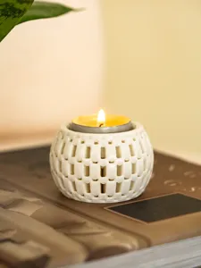 Weißer Keramik Teelichthalter mit Lochmuster, minimalistische Skulptur für Tischdeko.