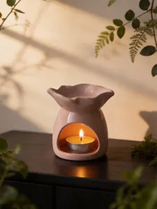 Dettaglio di portacandela in ceramica, romantica scena di arredamento profumato rosa.