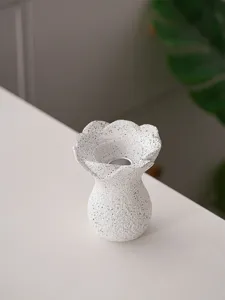 Resin flower-shaped candle holder minimalist art scented candle holder for home decor.