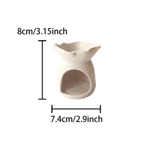 Dettaglio portacandele aromaterapia in ceramica, design cuore bianco, misura compatta.