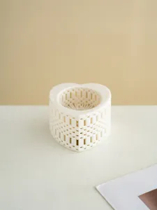 Weißer herzförmiger hohler Kerzenhalter minimalistische Keramik 3D gedruckte Skulptur Deko