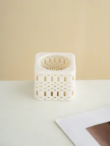 Weißer 3d gedruckter hohler quadratischer Kerzenhalter moderne minimalistische Tischdeko.