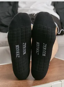 Calze sportive da uomo nere con suola in spugna per assorbire il sudore e comfort.