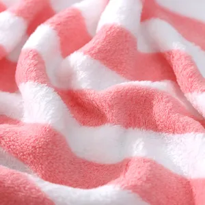 Morbido asciugamano in pile corallo con righe rosa e bianche, assorbente e rapida asciugatura.