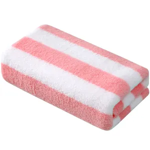 Asciugamano piegato in pile corallo ad alta densità a righe rosa e bianche, assorbente vista principale.