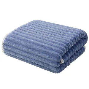 Serviette de bain rayée bleue en corail, douce et absorbante pour les bains quotidiens.