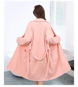Comfortabele koraal fleece badjas voor heren en dames, zachte roze homewear voor dagelijks gebruik.