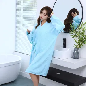 Vue détaillée de peignoir gaufré pour femme en bleu clair, tissu doux et absorbant.