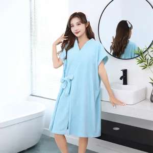 Serviette de bain portable douce et absorbante en détail avec texture gaufre pour femmes.