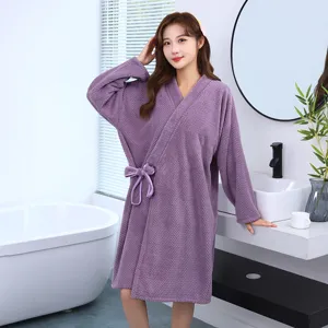 Vue détaillée du peignoir violet gaufré pour femmes affichant une texture douce.