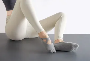 Chaussettes de yoga antidérapantes professionnelles pour femmes à brides croisées.