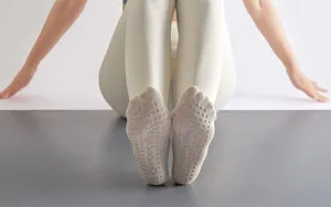 Gros plan détaillé de chaussettes de yoga antidérapantes avec picots pour le fitness.