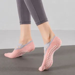 Chaussettes de yoga antidérapantes pour femmes avec brides croisées et picots en silicone.