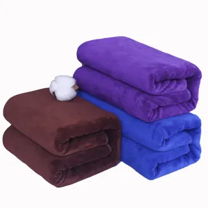Pile de serviettes de bain et de nettoyage de voiture en microfibre pliée multicolore.