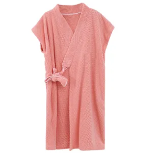Robe de bain portable en nid d'abeille rose pour femmes, douce et absorbante.