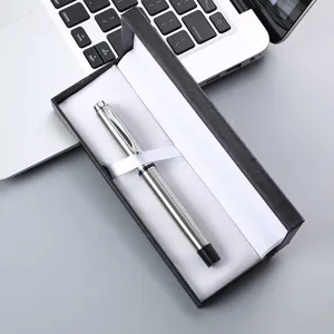 Gros plan d'un élégant stylo à bille en métal dans une boîte cadeau noire avec une doublure.