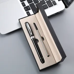 Vue de détail du stylo roller en métal de luxe avec recharge dans un élégant coffret noir.