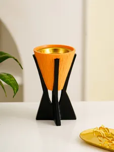Détail du brûleur d'encens en résine, corps orange à veinage bois avec un support noir élégant.