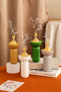 Bruciatore di incenso in resina stile orientale con coperchio dorato, elegante decoro per aromi.