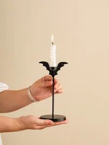 Détail de bougeoir en fer chauve-souris noire pour décoration de table et maison.
