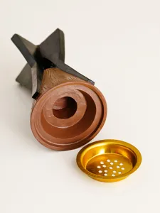 Vue detaillee du brule-parfum conique en resine aspect bois avec plateau dore style.