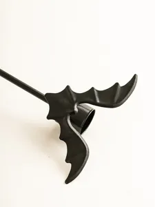 Gros plan du bougeoir en métal chauve-souris d'Halloween, décors de table noirs.
