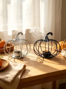Detailansicht des modernen Metall Kürbis Räuchergefäß Szenen-Sets auf Holztisch mit warmem Licht.