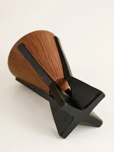 Brûleur d'encens en résine cône inversé imitation bois avec support croisé noir décor.