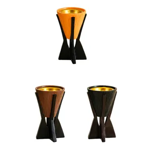 Vue détaillée du brûleur d'encens conique en résine avec texture bois et bol intérieur doré.