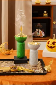 Dettaglio bruciatore di incenso in resina araba del Medio Oriente, diffusore glitterato da tavolo.
