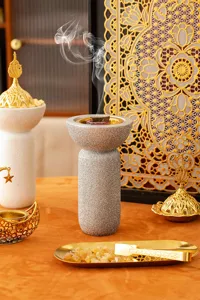 Bruciatore di incenso in resina del Medio Oriente con finitura glitterata per aromaterapia.
