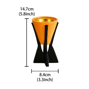 Brûleur d'encens en résine à motif bois conique avec plaque dorée pour parfum d'intérieur.