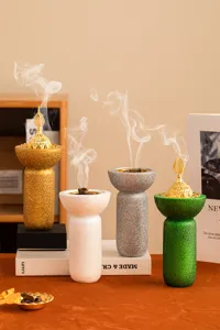 Bruciatore di incenso in resina glitterata stile orientale con coperchio dorato da tavolo.