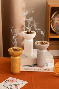 Vista dettagliata del bruciatore di incenso bakhoor in resina glitterata, elegante arredo.