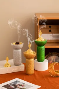 Bruciatore di incenso da tavolo in resina con paillettes in stile medio orientale.