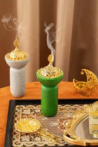 Bruciatore di incenso in resina araba del Medio Oriente con coperchio in metallo dorato