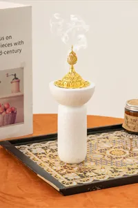 Bruciatore di incenso in resina in stile orientale con base a colonna bianca e coperchio.