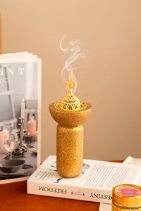 Bruciatore di incenso bakhoor arabo in resina con finitura glitter oro e coperchio.