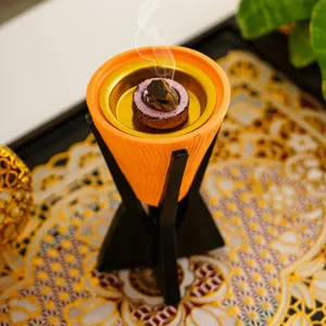 Brûleur d'encens conique en résine style arabe avec plateau en métal et support noir pour la maison.