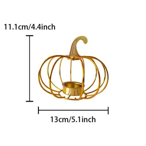 Detailansicht des goldenen Metalldocht-Kerzenhalters mit hohlem Kürbis-Drahtdesign und Maßen.