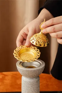 Bruciatore di incenso in resina del Medio Oriente con coperchio dorato e base scintillante.