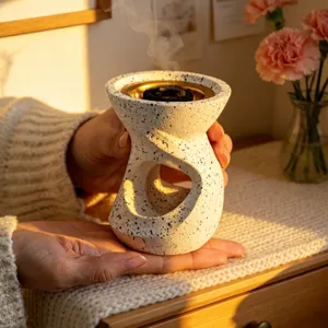 Quemador de incienso de resina moderno con diseño recortado y acabado moteado hogar.