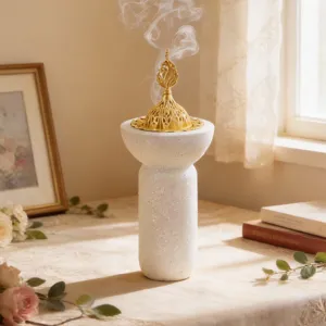 Bruciatore di incenso in resina glitterata stile arabo con coperchio cavo dorato per casa.