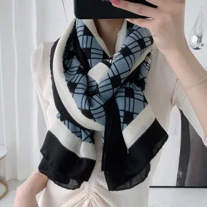 Vue détail de l'écharpe femme coton lin à carreaux, motif bleu noir, douce chaude usage quotidien.