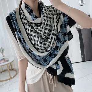 Vue detaillee echarpe carreaux bleu noir mode femme hiver chaud confortable chale elegant
