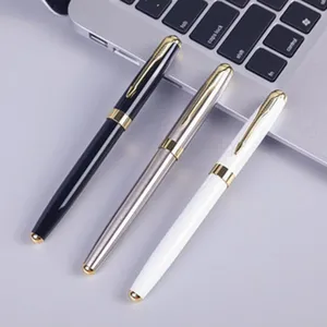 Set de bolígrafos de metal en negro, plata y blanco con clip dorado para oficina.