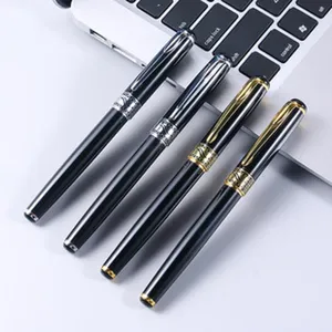 Juego de cuatro bolígrafos de metal con detalles en oro y plata para oficina.