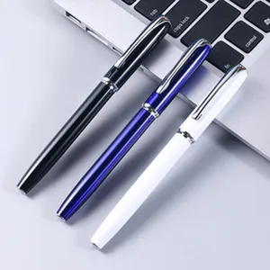 Juego de tres bolígrafos de metal profesionales en los colores negro, azul y blanco.