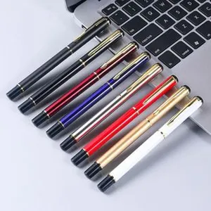 Juego de bolígrafos de metal en varios colores elegantes ordenadamente en un escritorio moderno.