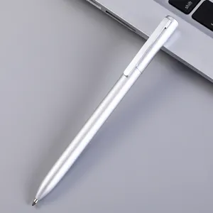 Detailopname van een minimalistische zilveren metalen balpen met een strak roterend ontwerp.